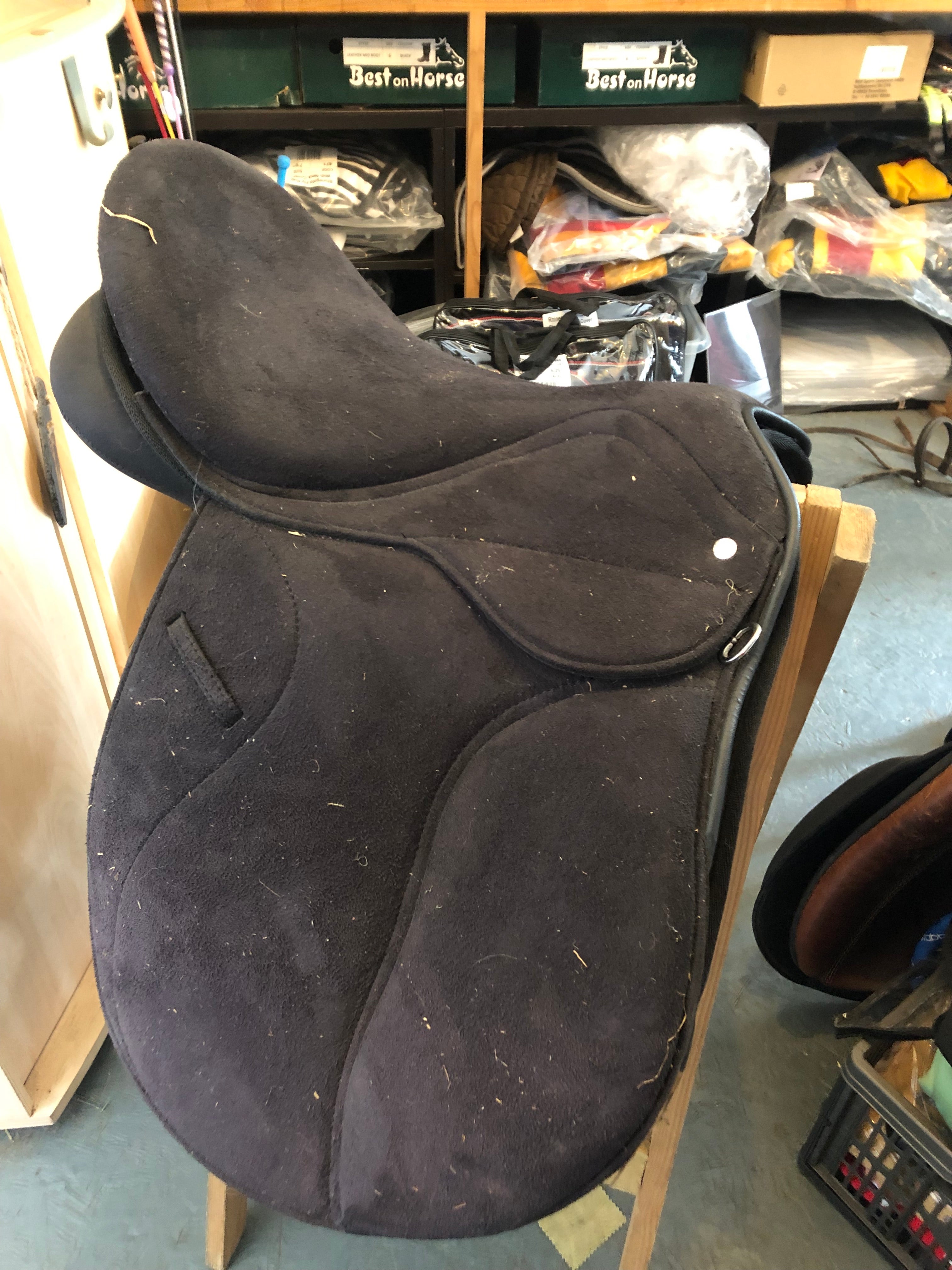 Synthetic 16.5" black saddle with changeable gullets - PRELOVED - New and unused